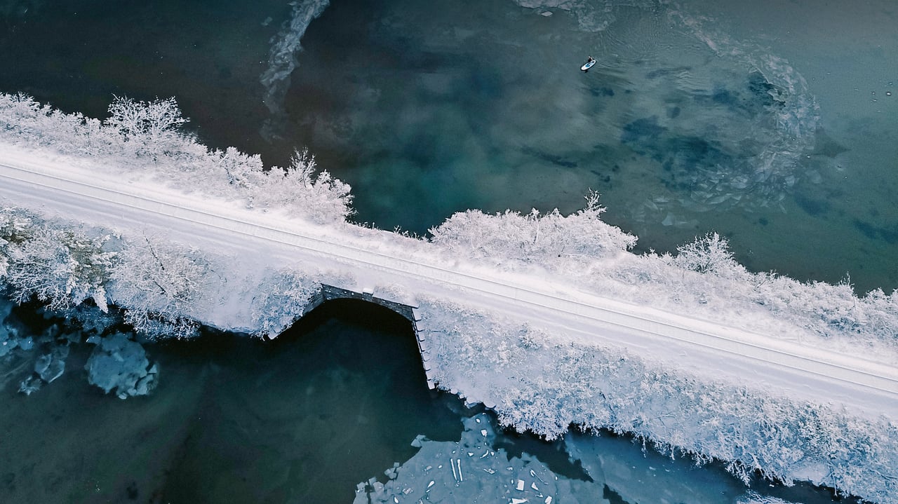 Paddleboarder in Bloody Brook, alongside the Connecticut River in Hanover, New Hampshire (© DEEPOL by plainpicture) desktop wallpaper