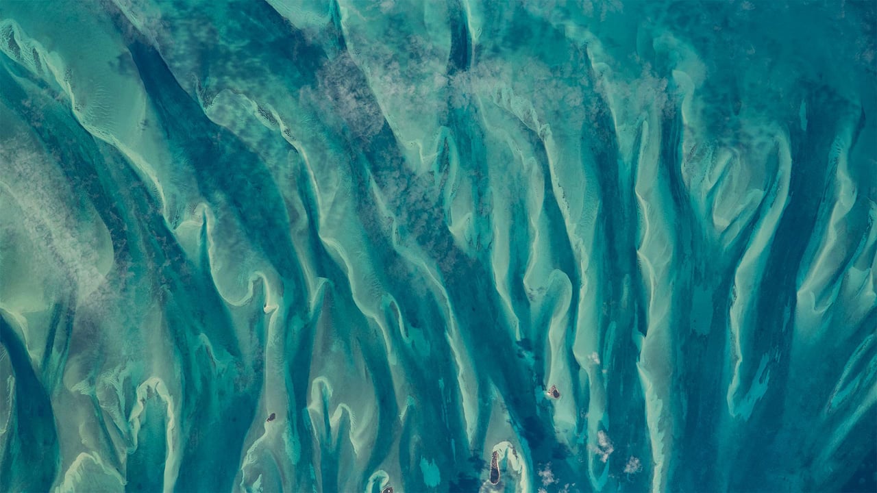Blue-green waters around the Bahamas as seen from the International Space Station (© NASA) desktop wallpaper