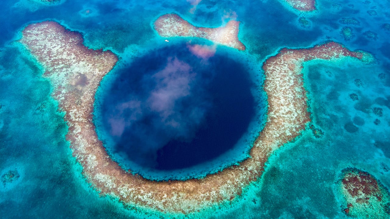 Great Blue Hole, Belize (© JamiesOnAMission/Shutterstock) desktop wallpaper