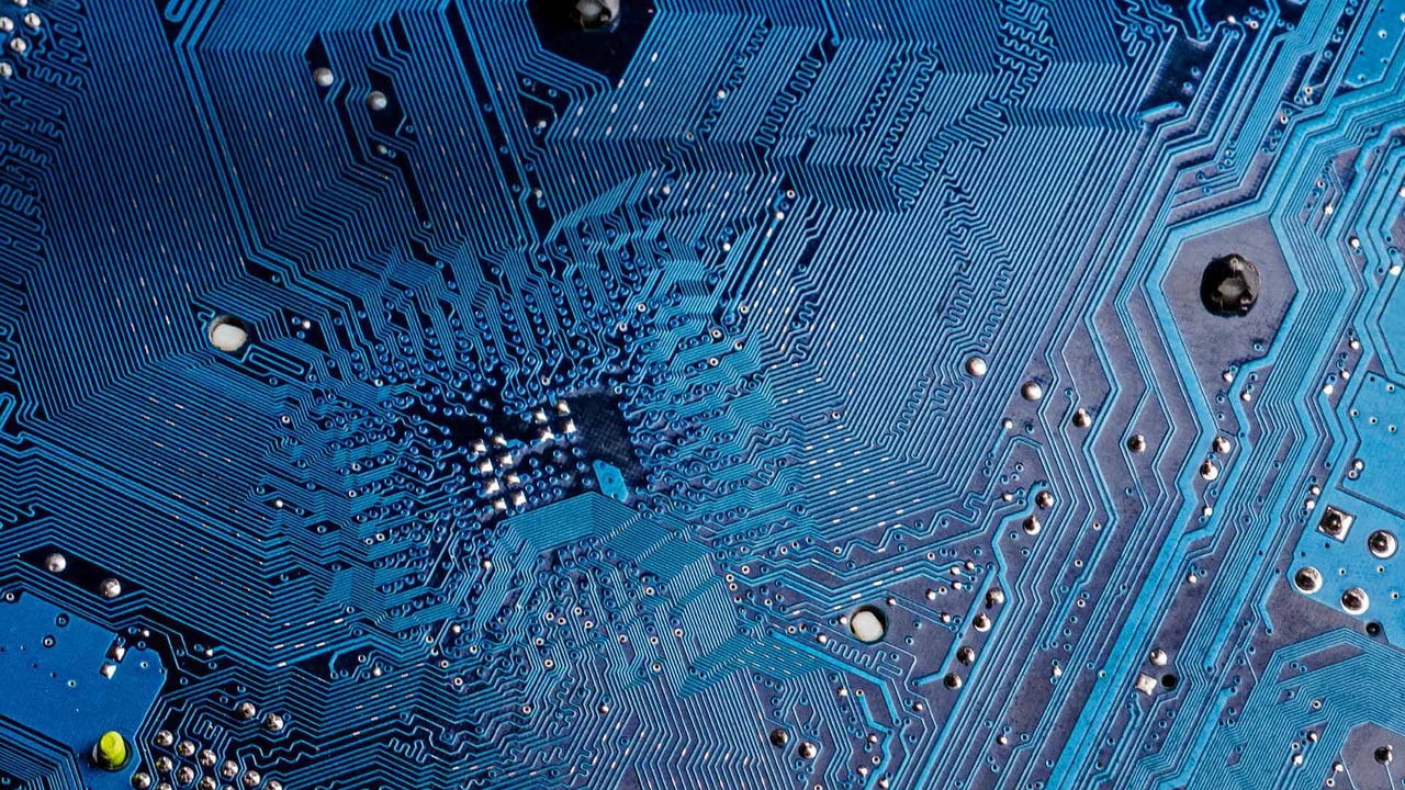 Circuit board of a computer (© Bobkov Evgeniy/Shutterstock) desktop wallpaper