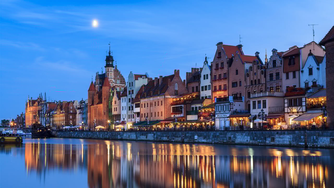 Gdańsk on the banks of the Motława river, Poland (© Oscar Dominguez/TANDEM Stills + Motion) desktop wallpaper