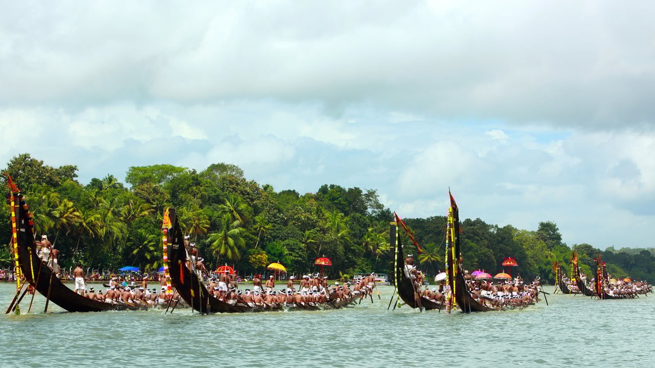 Oarsmen rowing in snake boats at Aranmula, Kerala (© Rajesh Narayanan/Shutterstock) desktop wallpaper