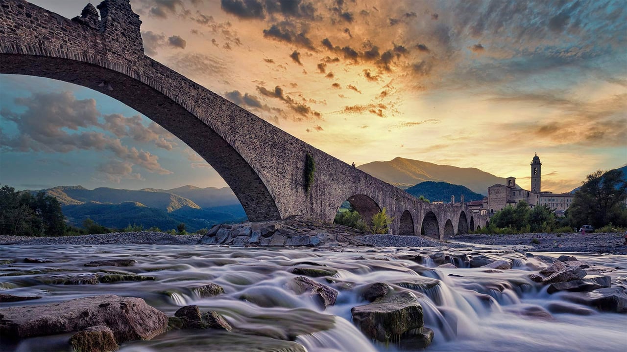 The Ponte Vecchio, a bridge near Bobbio, Italy (© afinocchiaro/Getty Images) desktop wallpaper