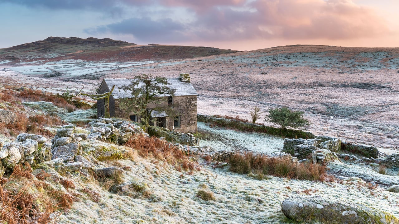 博德明高沼上布朗威利山麓的废弃小屋,英格兰 (© Helen Hotson/Alamy Stock Photo) desktop wallpaper