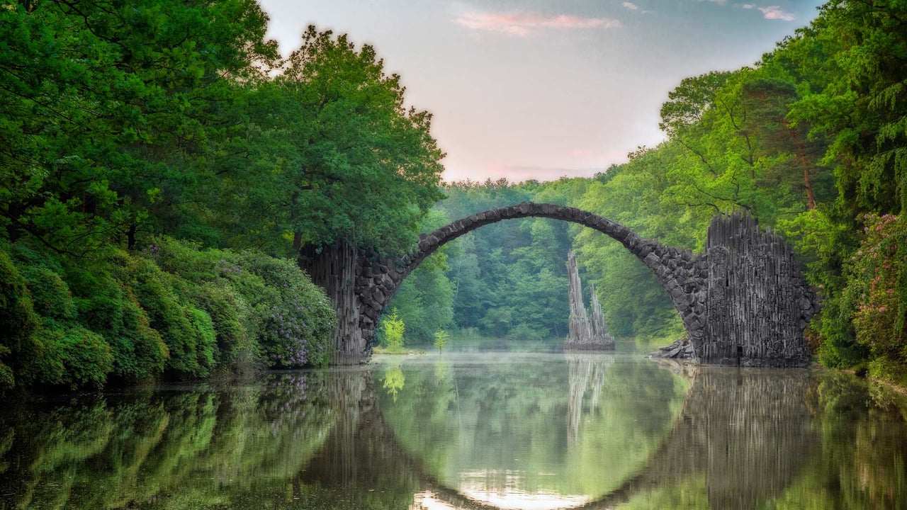 Rakotzbrücke in Kromlau, Landkreis Görlitz, Sachsen (© DieterMeyrl/Getty Images) desktop wallpaper