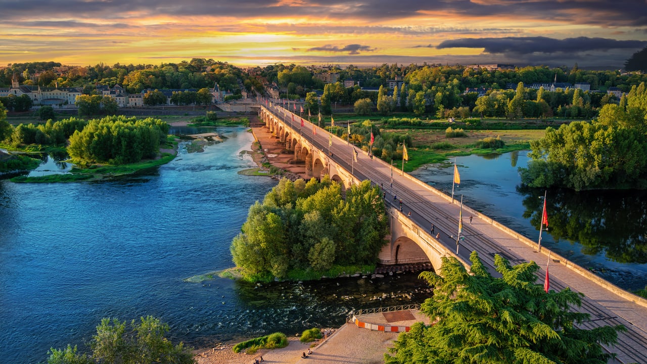 Vue aérienne du pont Wilson sur la Loire au crépuscule, Tours (© Cristian Mircea Balate/Getty Images) desktop wallpaper