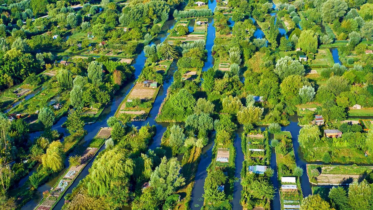 Vue aérienne des marais de Bourges, France (© agustavop/iStock/Getty Images) desktop wallpaper