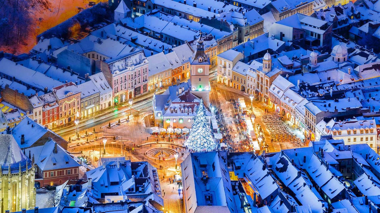 Christmas market in the main square of Braşov, Romania (© Alpineguide/Alamy) desktop wallpaper