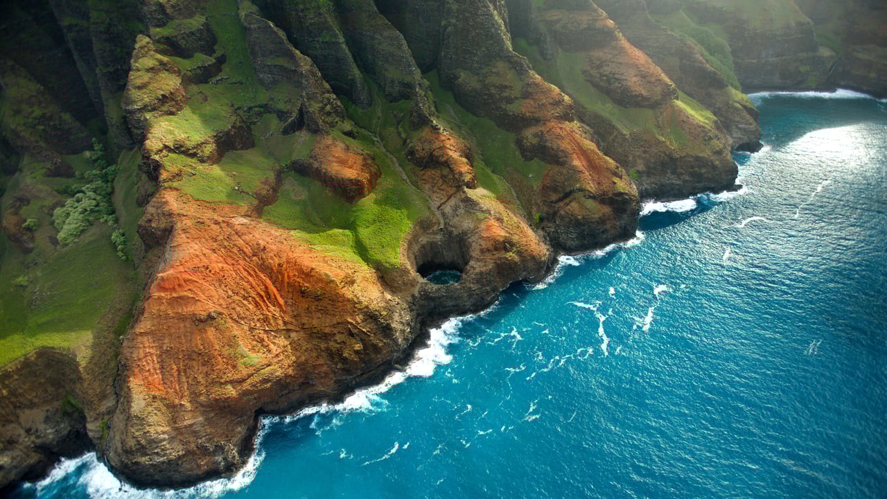 Bright Eye sea cave on the Nā Pali Coast, Kauai, Hawaii (© jimkruger/Getty Images) desktop wallpaper