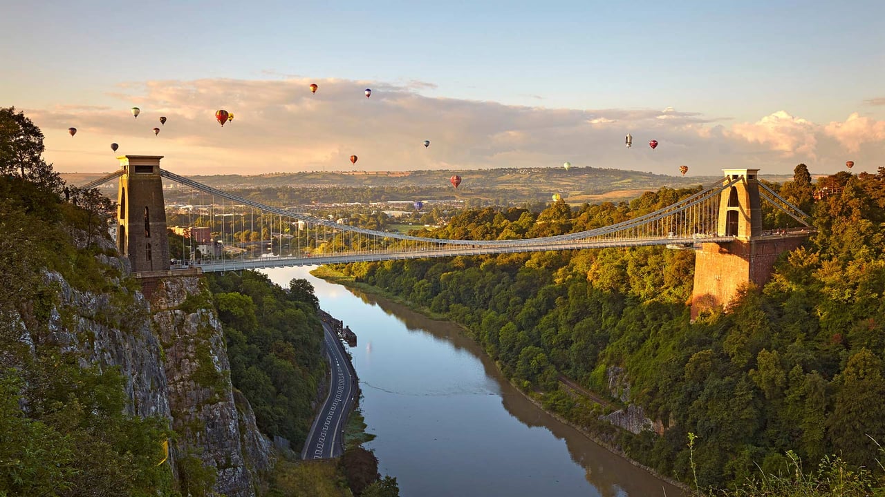 Clifton Suspension Bridge during the Bristol Balloon Fiesta, Bristol (© robertharding/Adobe Stock) desktop wallpaper