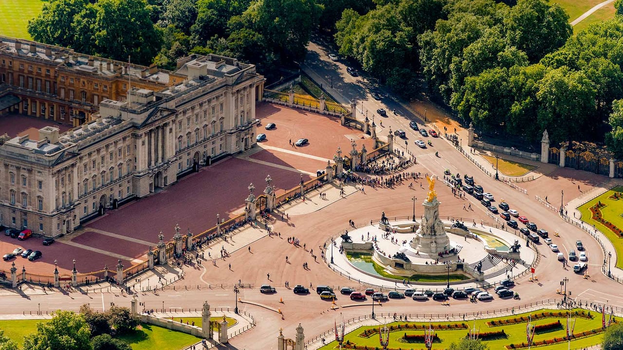 Buckingham Palace and the Victoria Memorial in London for Queen Victoria's bicentennial year (© CTC Creative/Offset) desktop wallpaper