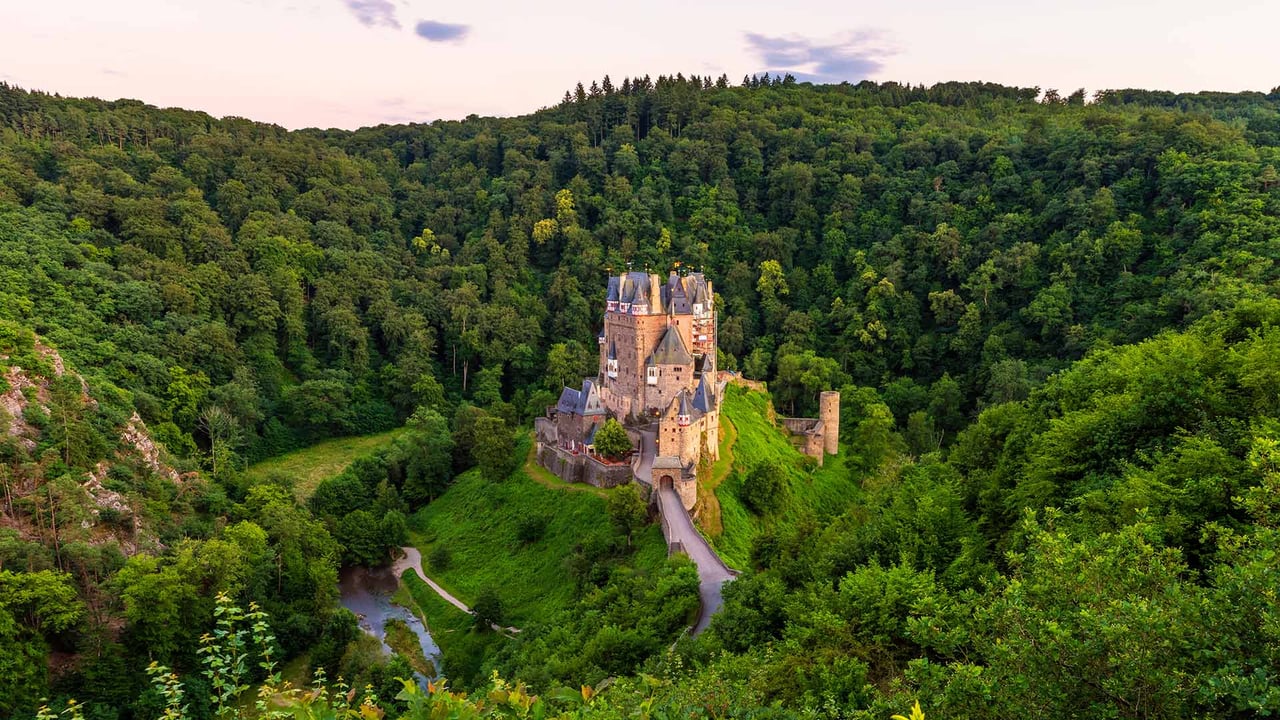 Burg Eltz, Rheinland-Pfalz (© Allard Schager/Alamy Stock Photo) desktop wallpaper