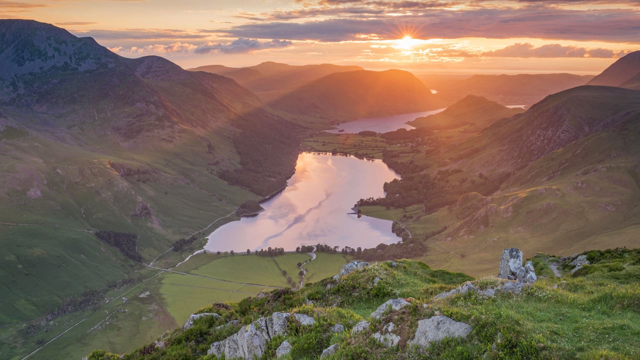 Buttermere, Lake District, England (© Stewart Smith/Alamy) desktop wallpaper