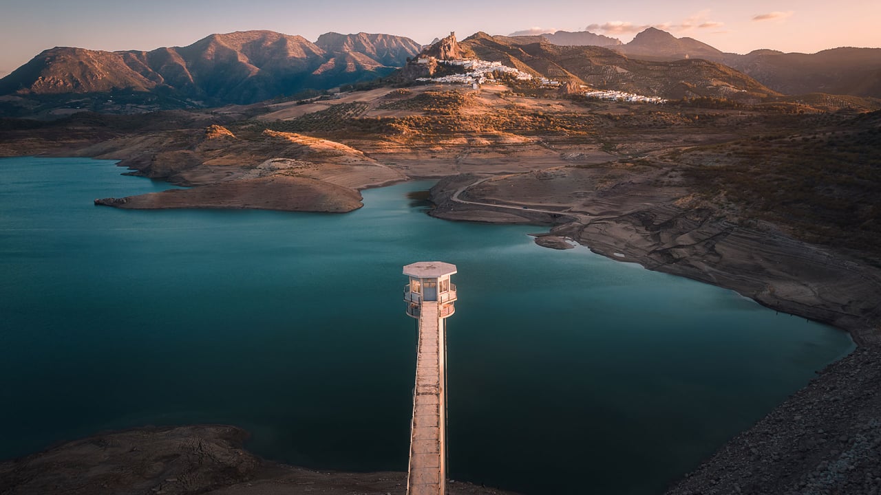 Village of Zahara de la Sierra overlooking Zahara-El Gastor Reservoir, Cádiz province, Spain (© SEN LI/Getty Images) desktop wallpaper