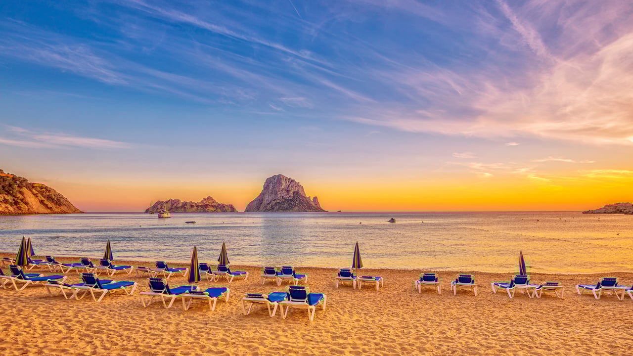 Bahía de Cala D'hort, Ibiza, España (© Juergen Sack/Getty Images) desktop wallpaper