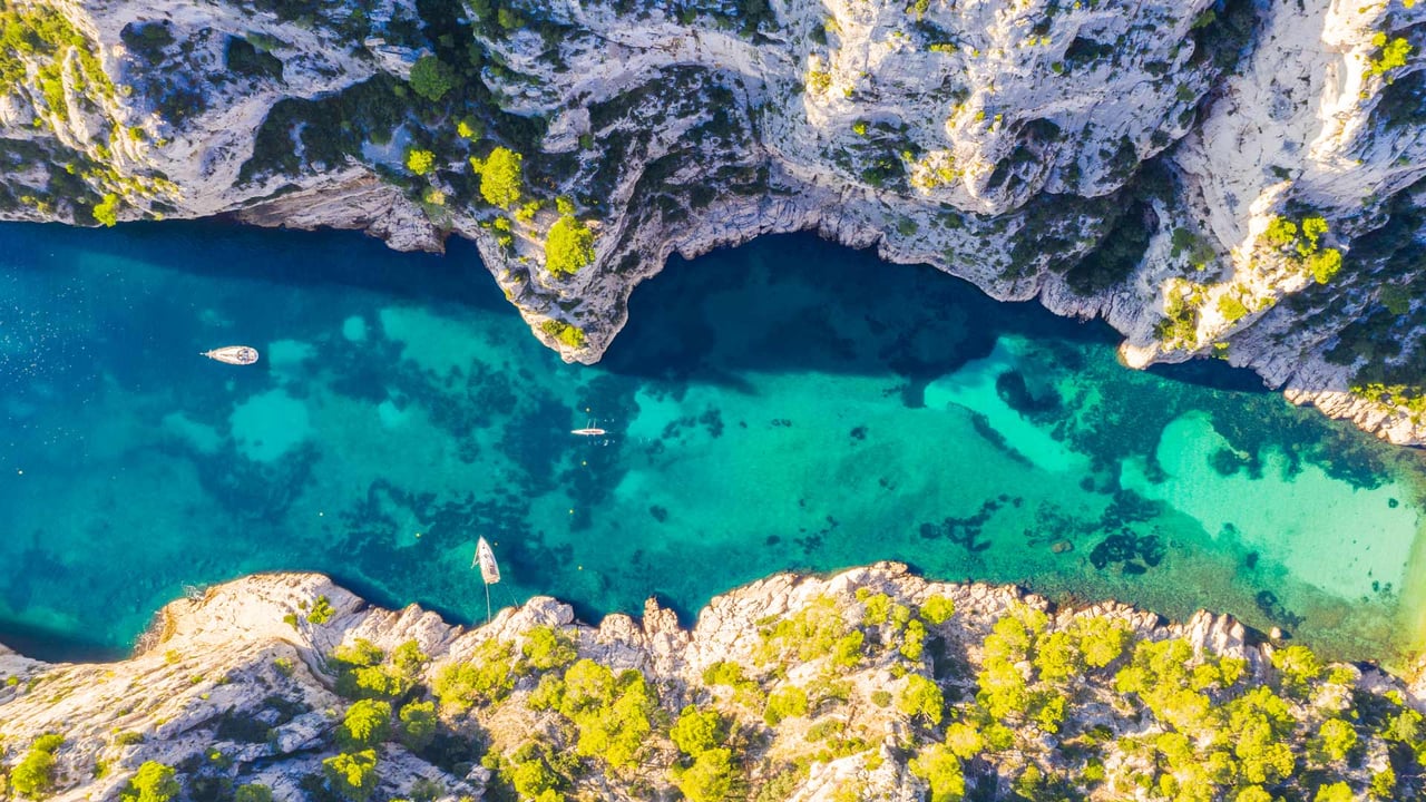 Calanque d'En-Vau, parc national des Calanques, Côte d’Azur (© Marco Bottigelli/Getty Images) desktop wallpaper