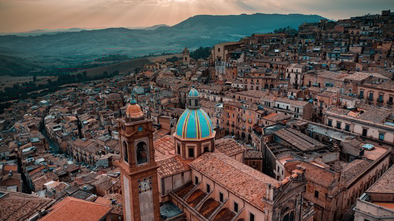 Cattedrale di San Giuliano, Caltagirone, Catania, Sicilia (© Javier Cosio/iStock) desktop wallpaper