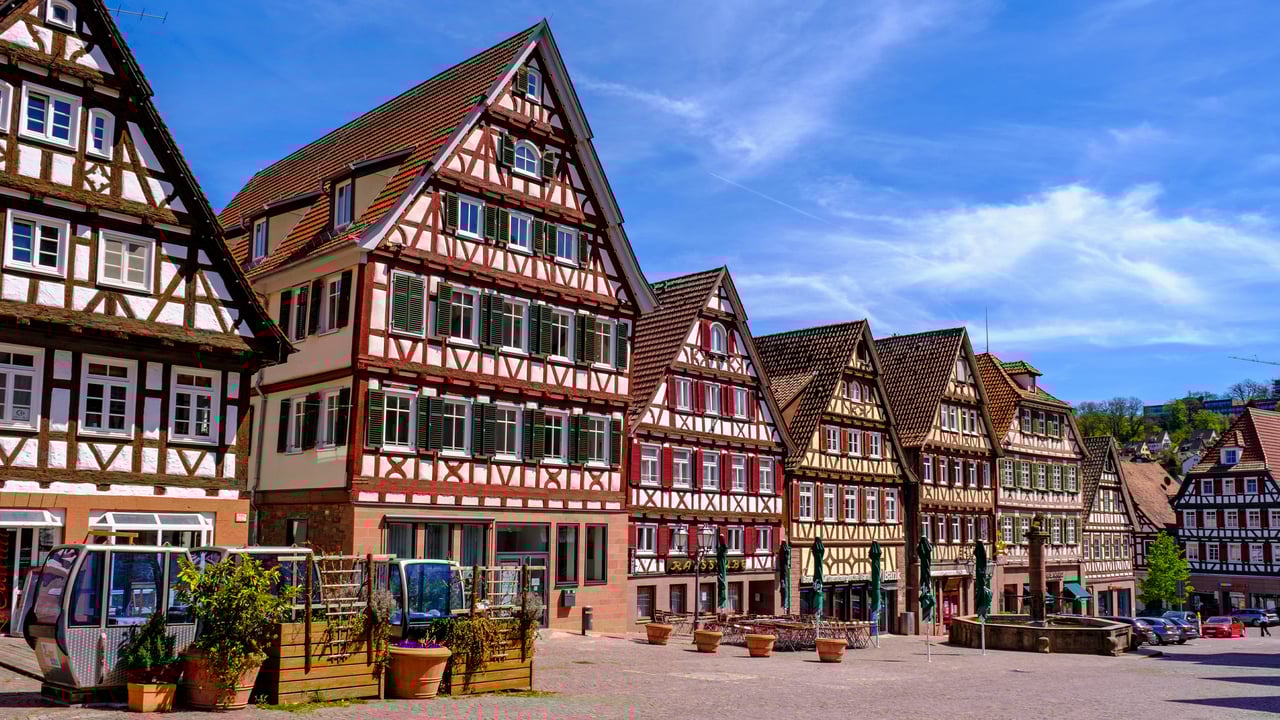 Historische Fachwerkhäuser am Marktplatz, Calw, Baden-Württemberg (© imageBROKER/Getty Images) desktop wallpaper