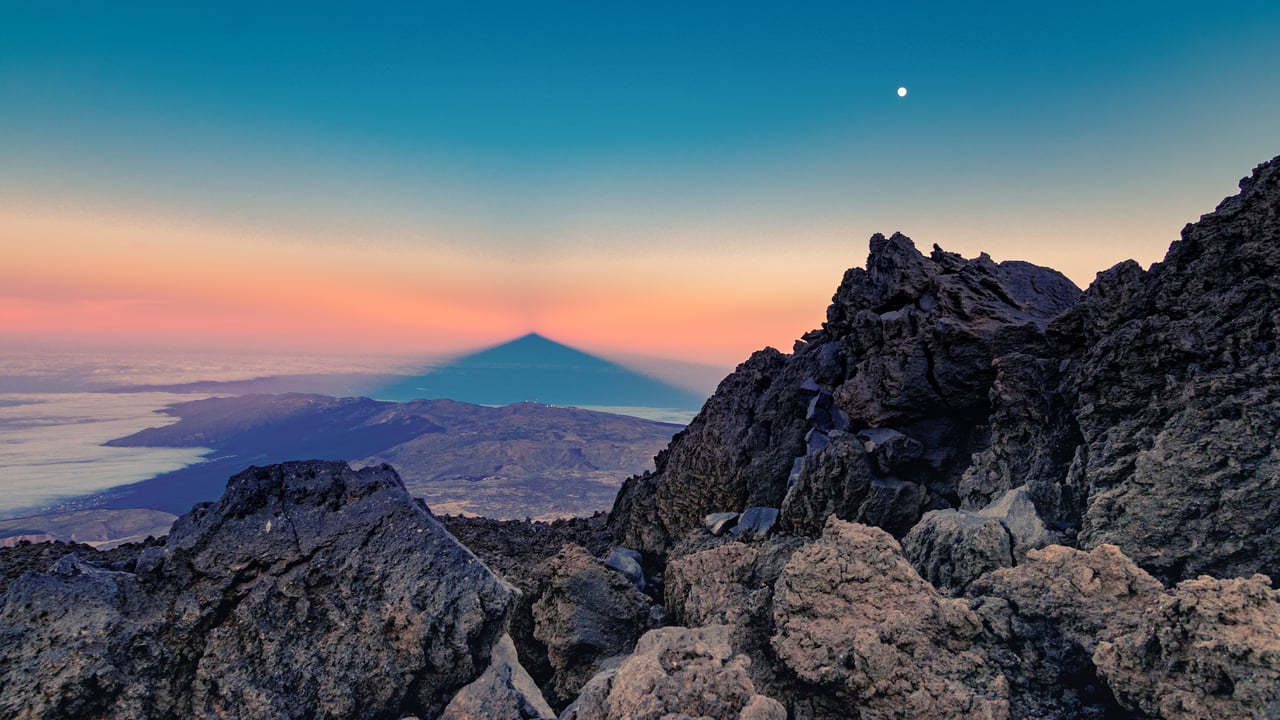 Atardecer en el Parque Nacional del Teide, Santa Cruz de Tenerife, España (© DiegoJose/Adobe Stock) desktop wallpaper