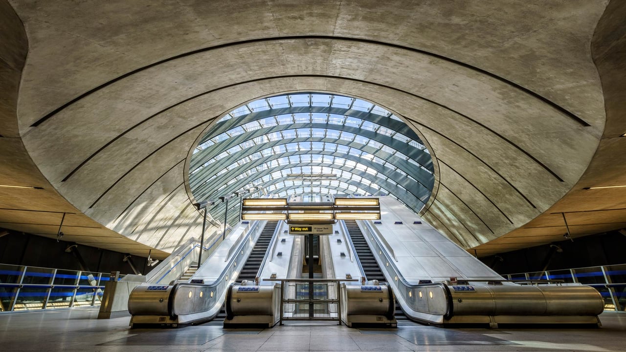 Canary Wharf underground station, London (© AWL Images/DanitaDelimont.com) desktop wallpaper