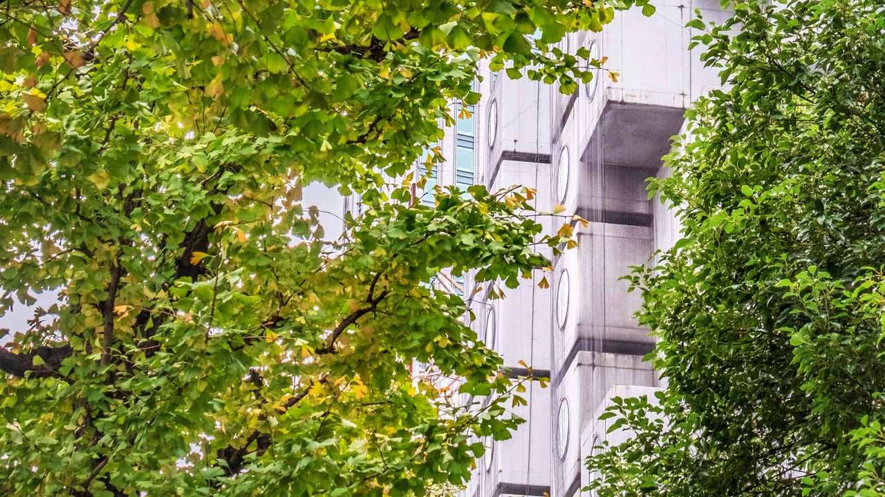 「中銀カプセルタワービル」東京, 新橋 (© ILYA GENKIN/Alamy Stock Photo) desktop wallpaper