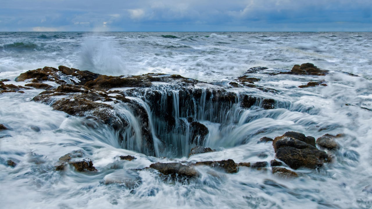 Thor's Well at Cape Perpetua on the Oregon coast (© Cavan Images/Offset by Shutterstock) desktop wallpaper