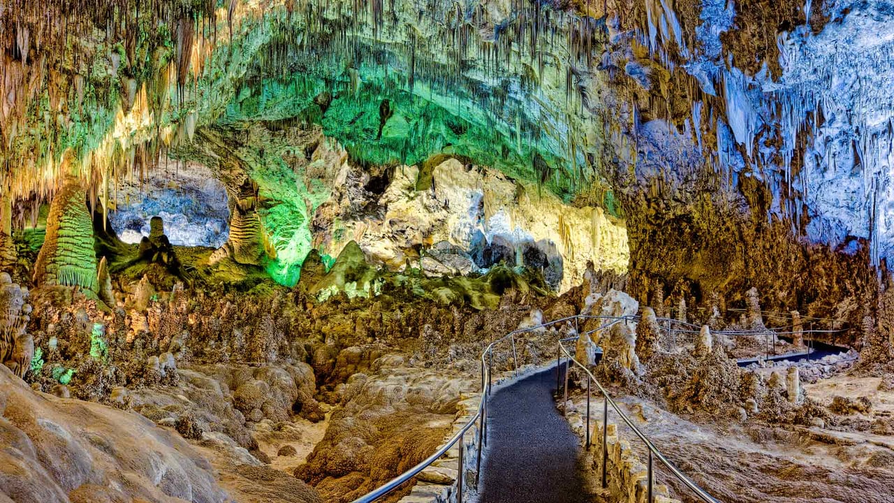 Walkway leading into the Big Room, Carlsbad Caverns, New Mexico (© Doug Meek/Getty Images) desktop wallpaper