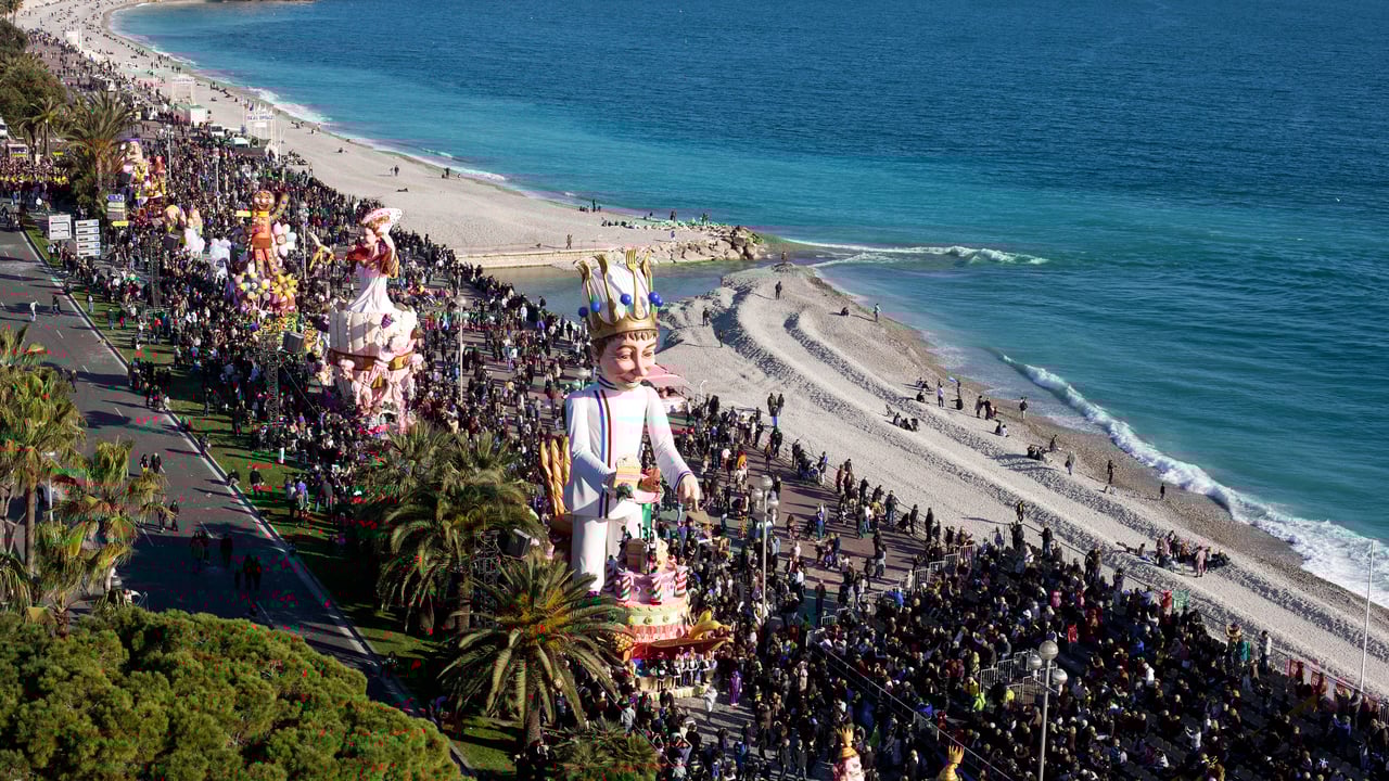 Défilé du Carnaval de Nice, le Roi sur la Promenade des Anglais (© aerial-photos.com/Alamy Stock Photo) desktop wallpaper