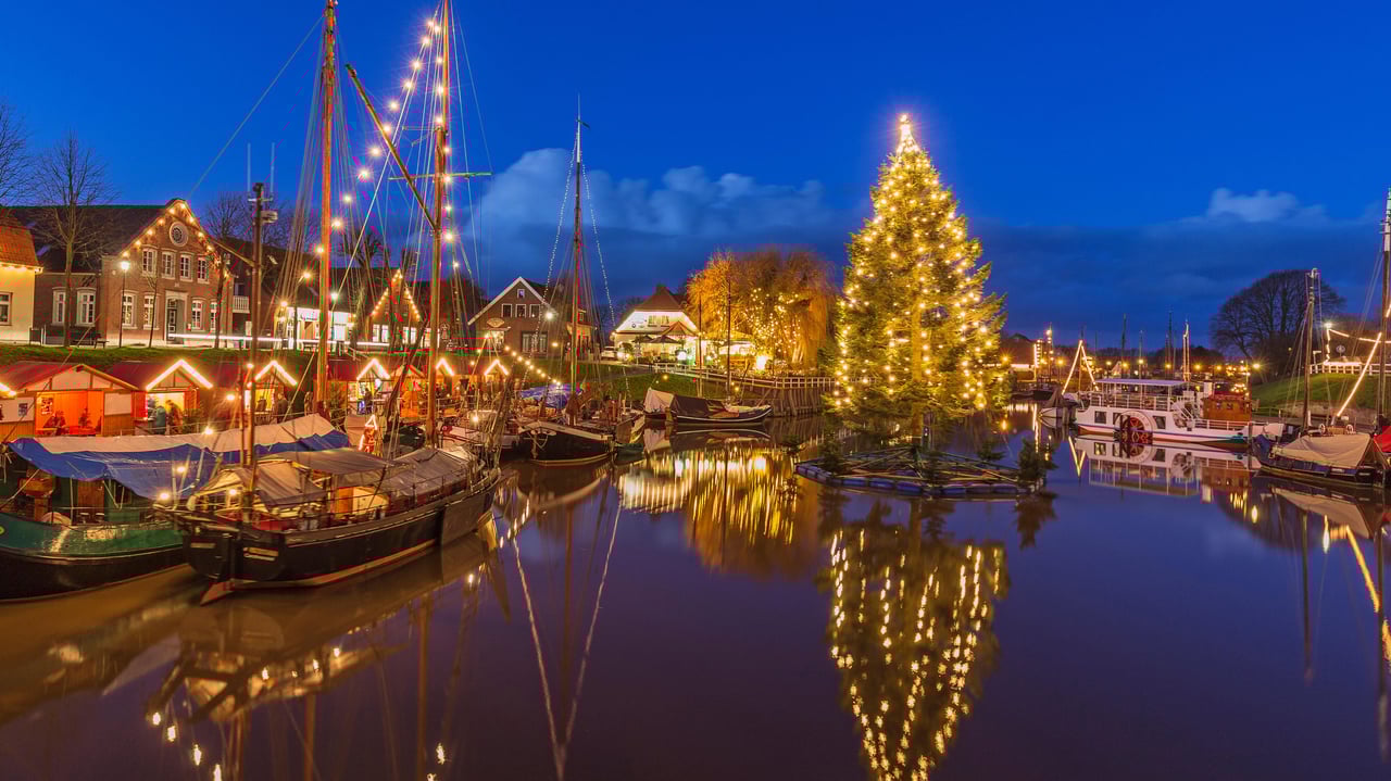 Schwimmender Weihnachtsbaum im Museumshafen Carolinensiel, Niedersachsen (© Manfred Habel/mauritius images GmbH/Alamy Stock Photo) desktop wallpaper
