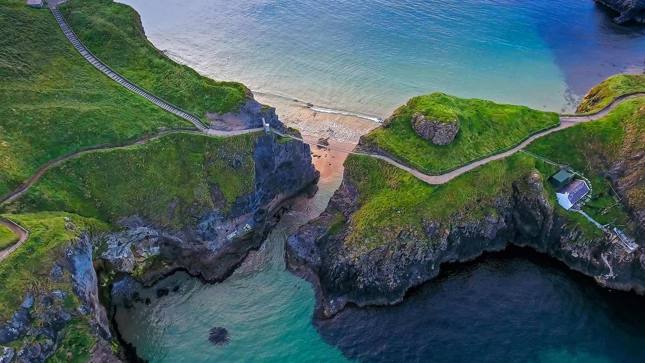 连接巴林托伊附近两处悬崖的Carrick-a-Rede索桥,北爱尔兰安特里姆 (© NordicMoonlight/iStock/Getty Images Plus) desktop wallpaper
