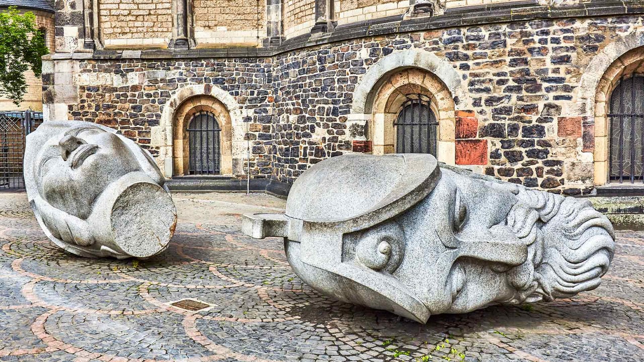 Köpfe des Heiligen Cassius und Florentius vor dem Bonner Münster, Bonn (© Peter Unger/Getty images) desktop wallpaper