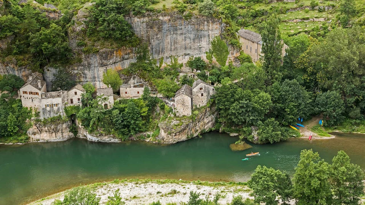 Castelbouc and the Gorges du Tarn along the Tarn River in France (© Stefan Schurr/Westend61/Offset) desktop wallpaper