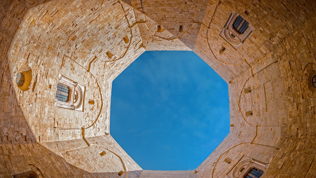 Castel del Monte, Apulia, Italy (© Toni Spagone/Alamy) desktop wallpaper