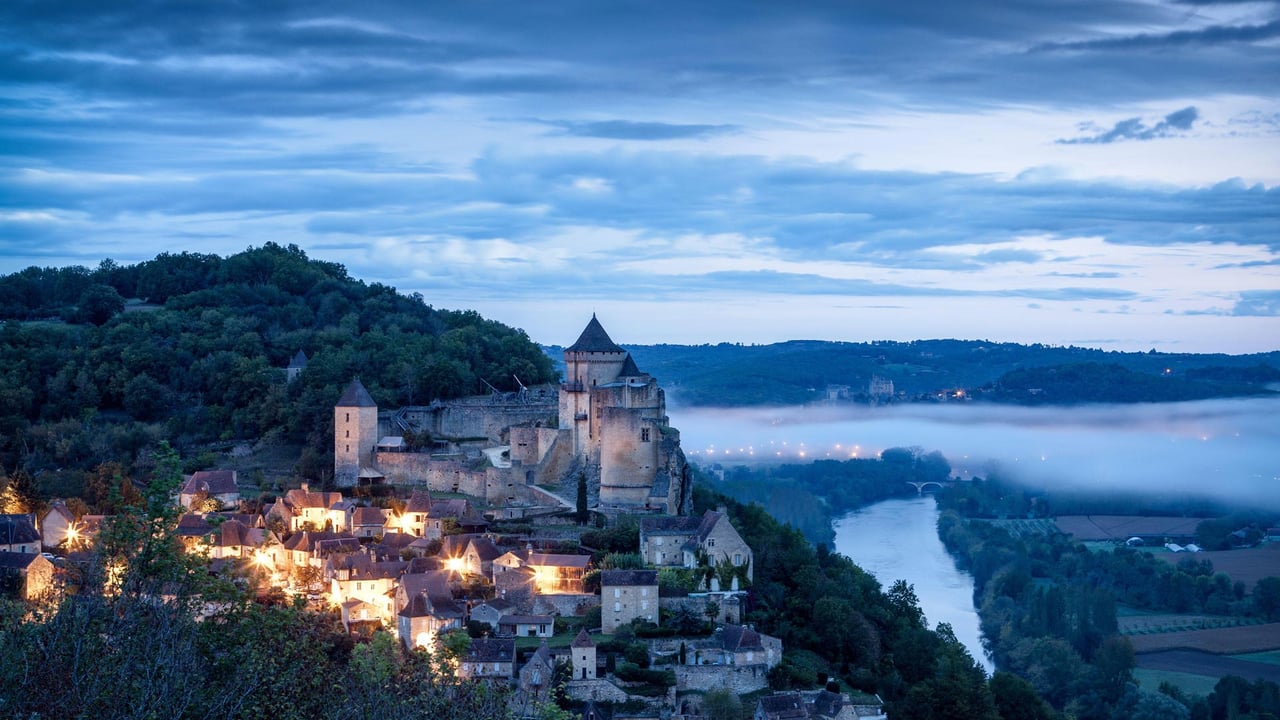 Château de Castelnaud avant le lever du soleil, Dordogne, France (© Gareth Kirkland/Alamy Stock Photo) desktop wallpaper