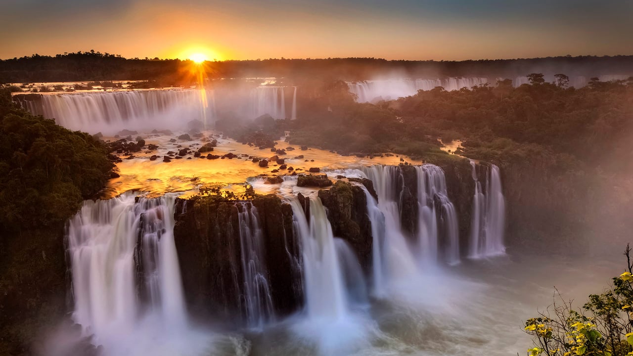 Pôr do sol nas Cataratas do Iguaçu, em Foz do Iguaçu, no Paraná (© Marcio Cabral/Minden Pictures) desktop wallpaper