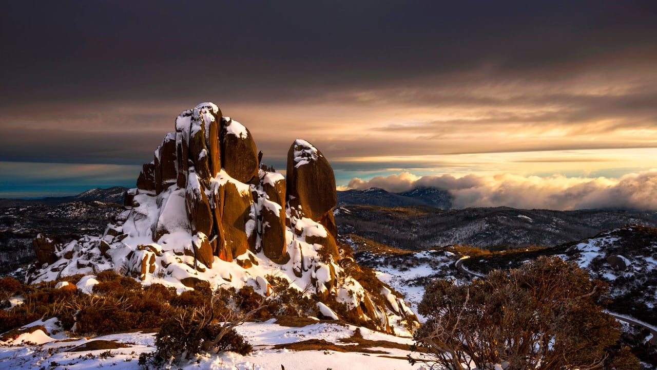 清晨暴雨中的Cathedral，澳大利亚布法罗山 (© Ilya Genkin/Alamy) desktop wallpaper