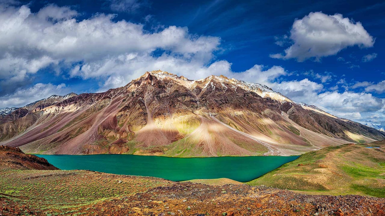 喜马拉雅山脉的钱德拉塔尔湖,印度 (© f9photos/Getty Images Plus) desktop wallpaper