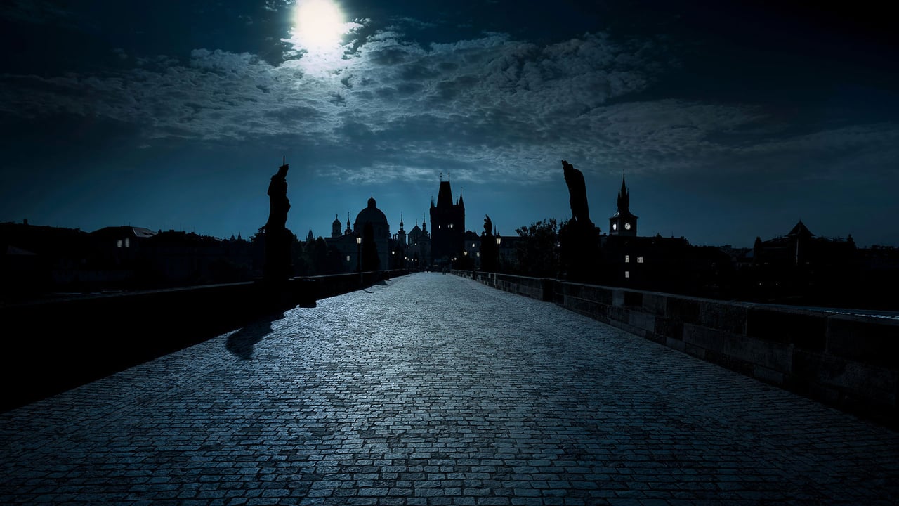 Charles Bridge over the Vltava River in Prague, Czech Republic (© Martin Moxter/Offset) desktop wallpaper