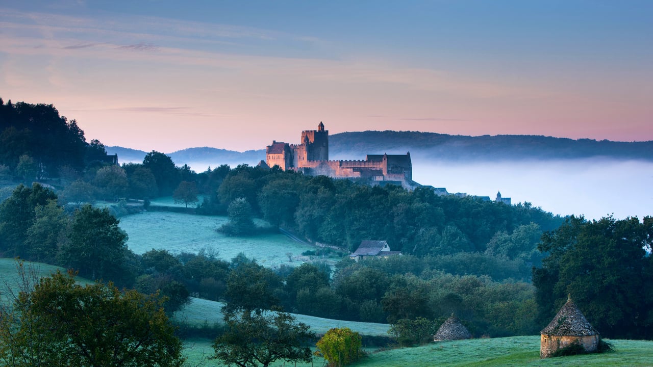 Château de Beynac overlooking the Dordogne Valley in France (© Gareth Kirkland/Alamy) desktop wallpaper