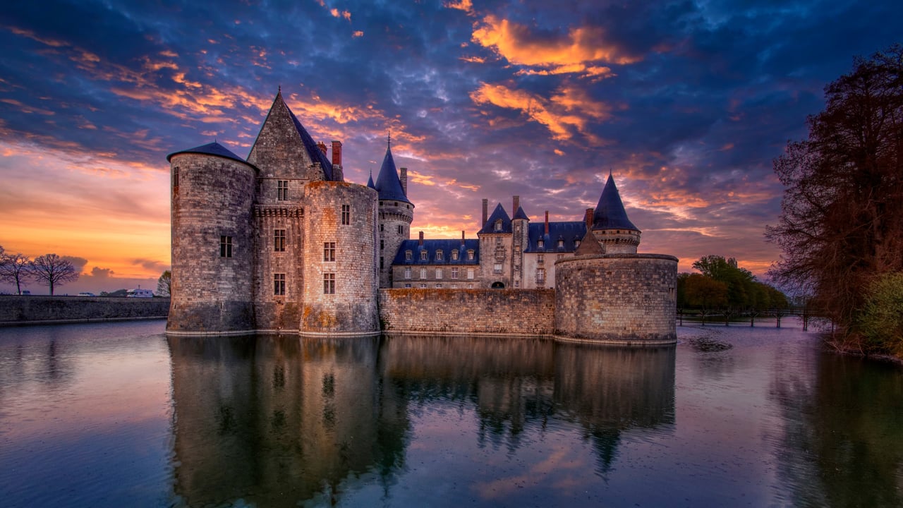 Château de Sully-sur-Loire, Center-Val de Loire, France (© StockPhotoAstur/Shutterstock) desktop wallpaper