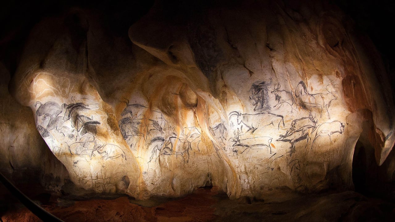 Reproductions fresques de la Grotte de Chauvet, Ardèche, France (© Abaca Press/Alamy Stock Photo) desktop wallpaper