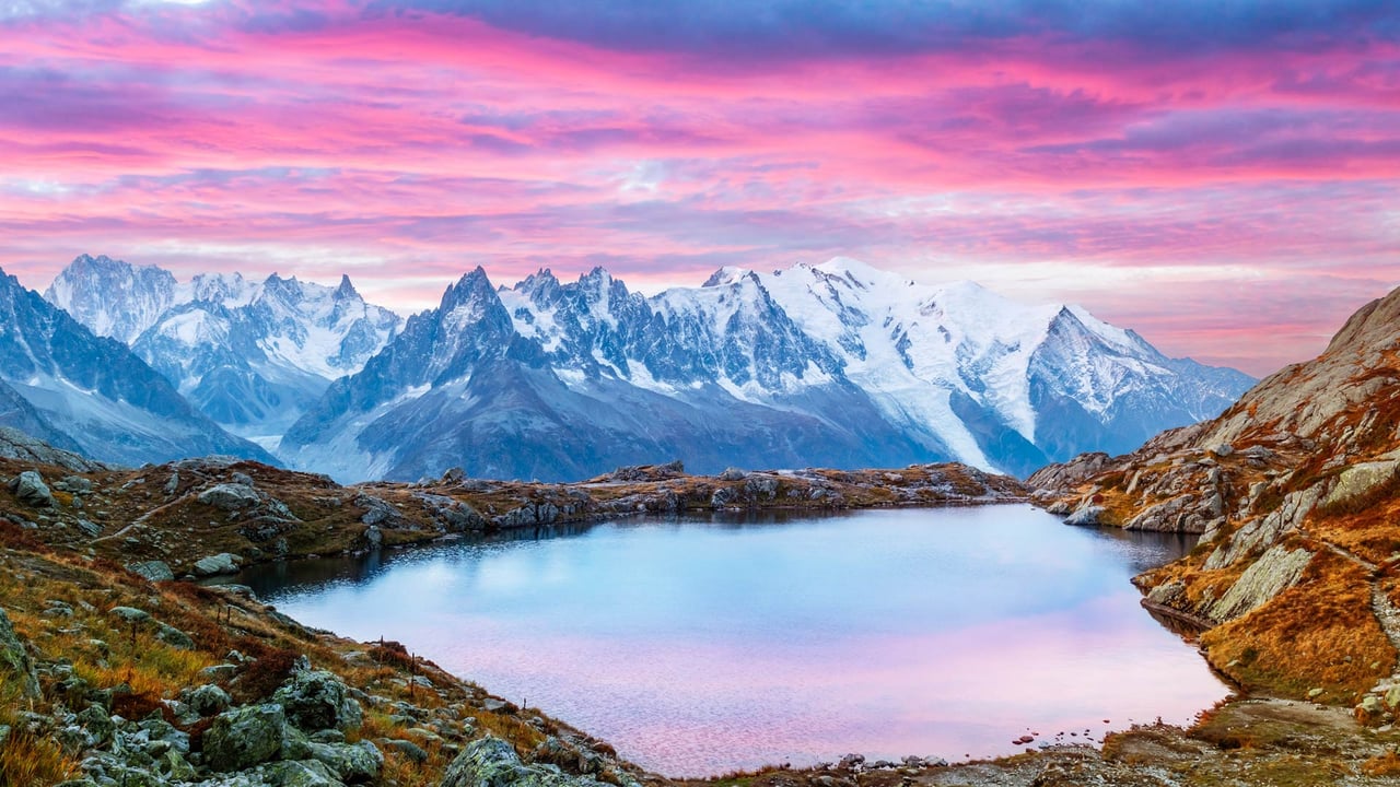 Coucher de soleil sur les lacs des Chéserys, Chamonix-Mont Blanc, France (© Smit/Shutterstock) desktop wallpaper