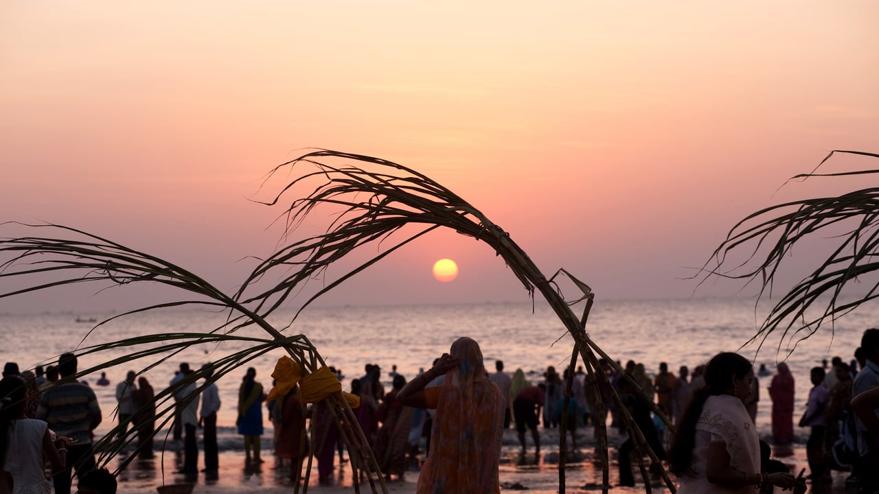 People worshipping the sun on Chhath, at Juhu Beach, Mumbai, Maharashtra (© Dinodia Photo/Getty Images)