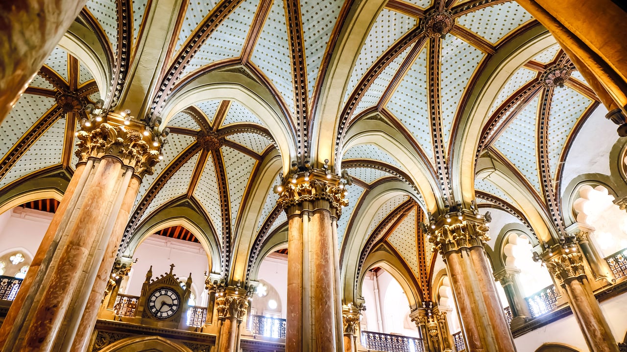 The architecture inside Chhatrapati Shivaji Maharaj Terminus in Mumbai, India (© memindshot/iStock/Getty Images Plus/Getty Images) desktop wallpaper