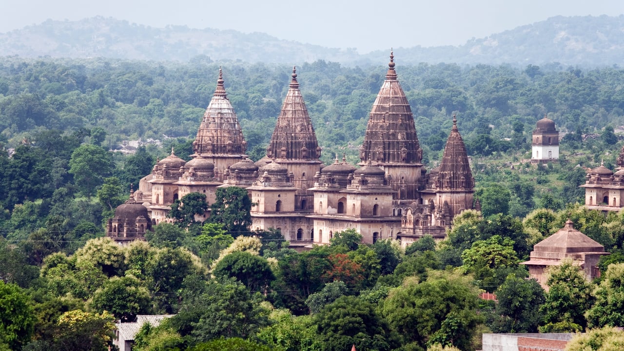 The chhatris of Orchha in Madhya Pradesh, India (© PEDRE/iStock/Getty Images Plus) desktop wallpaper