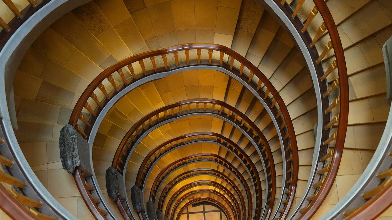 Escalier en colimaçon, Chilehaus, Hambourg, Allemagne (© Rüdiger Hess/geo-select FotoArt) desktop wallpaper