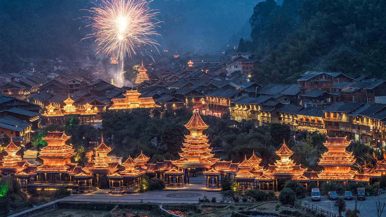 烟花绽放的除夕夜,中国 (© MediaProduction/E+/Getty Images) desktop wallpaper