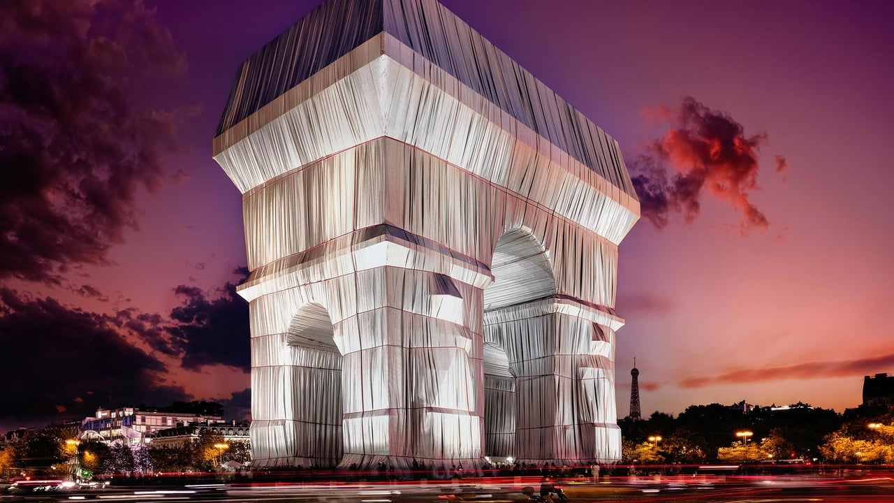 L’Arc de Triomphe emballé dans une installation artistique posthume réalisée par Christo et Jeanne-Claude le 24 septembre 2021 (© Bruno de HOGUES/Getty Images) desktop wallpaper