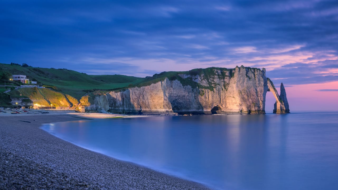 The chalk cliffs of Étretat, Normandy, France (© MarcelloLand/Getty Images) desktop wallpaper