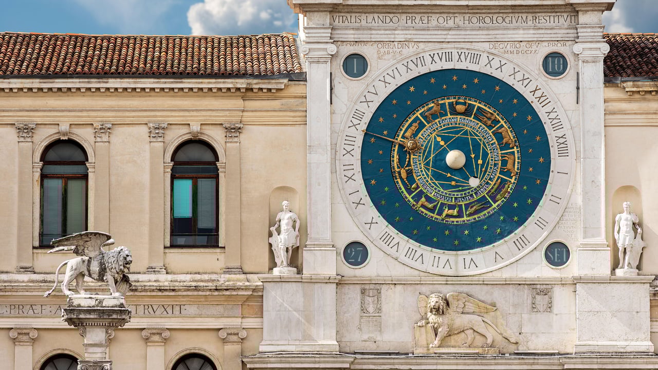 Torre dell'Orologio e statua in marmo del Leone alato di San Marco, Piazza dei Signori, Padova, Veneto (© Alberto Masnovo/Alamy Stock Photo) desktop wallpaper